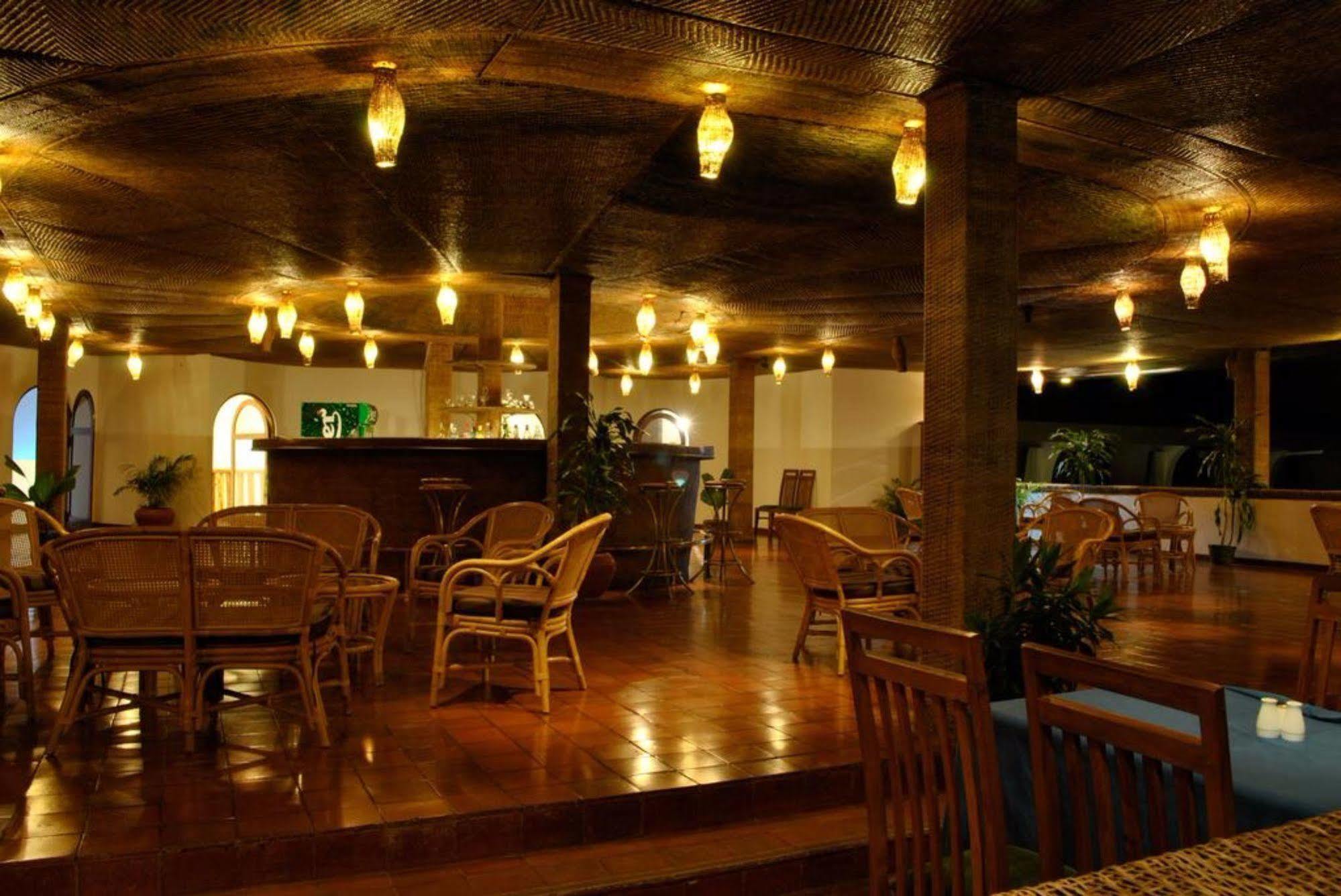 Peacock Beach Hotel ฮัมบานโตตา ภายนอก รูปภาพ