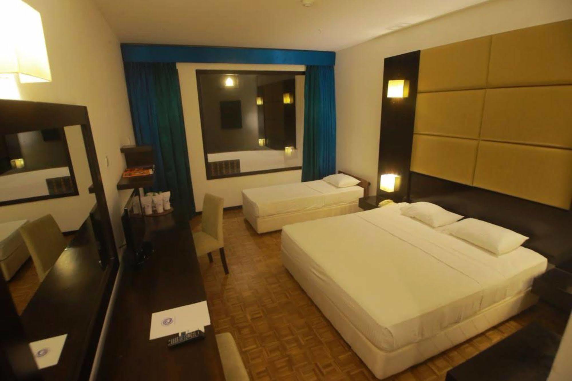Peacock Beach Hotel ฮัมบานโตตา ภายนอก รูปภาพ