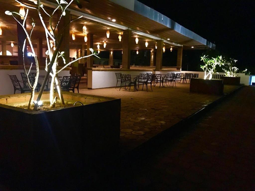 Peacock Beach Hotel ฮัมบานโตตา ภายนอก รูปภาพ